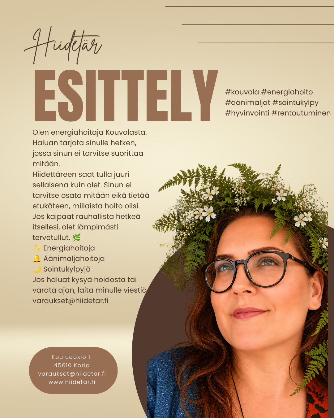 Nainen katsoo kameraan kukkaseppele päässä, taustalla teksti Hiidetär ja palvelutunnisteet. energiahoitaja
